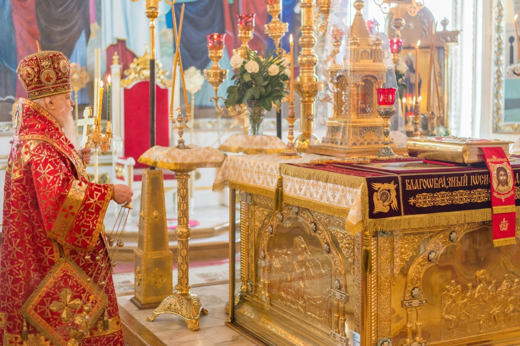 В Светлый понедельник митрополит Николай совершил пасхальное торжественное богослужение в Свято-Александро-Невском соборе