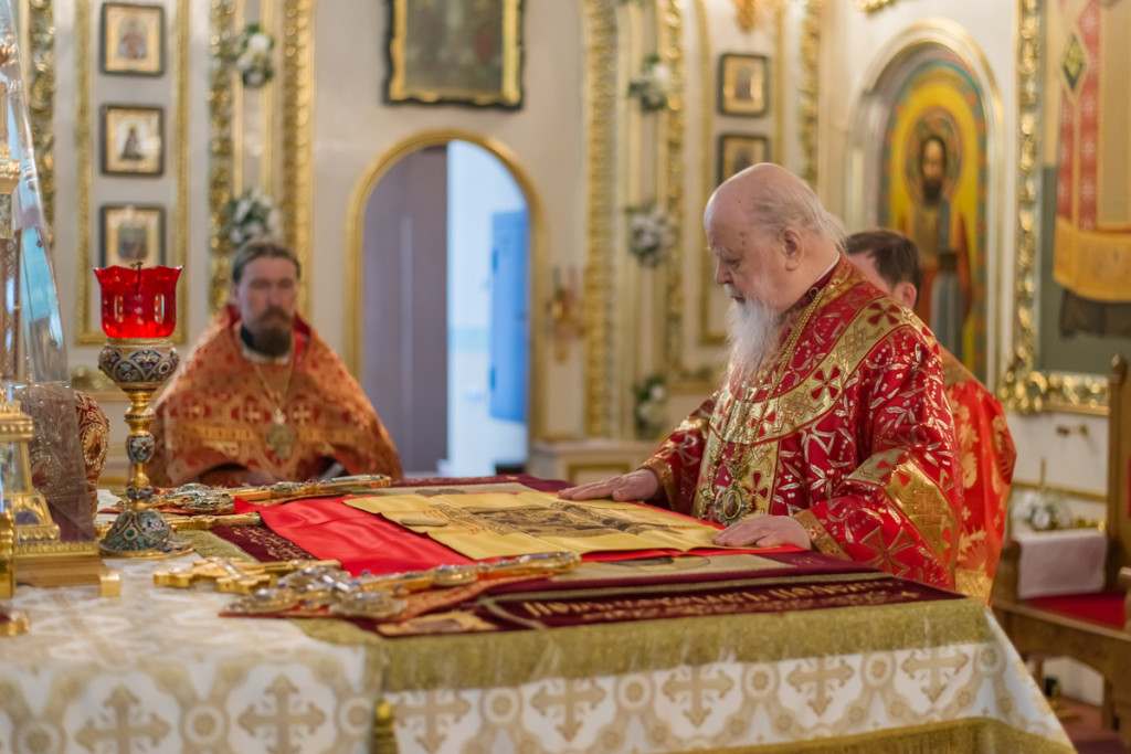В Светлый вторник митрополит Николай совершил пасхальное торжественное богослужение в Свято-Александро-Невском соборе