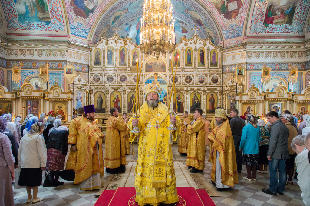 В Неделю 1-ю по Пятидесятнице митрополит Викторин совершил Литургию в кафедральном соборе