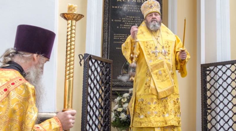 В Неделю 5-ю по Пятидесятнице митрополит Викторин совершил Литургию в Александро-Невском кафедральном соборе г. Ижевска