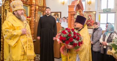 Митрополит Викторин совершил литургию в храме Василия Великого Хохряки