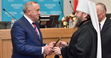 Глава Республики наградил митрополита Викторина грамотой