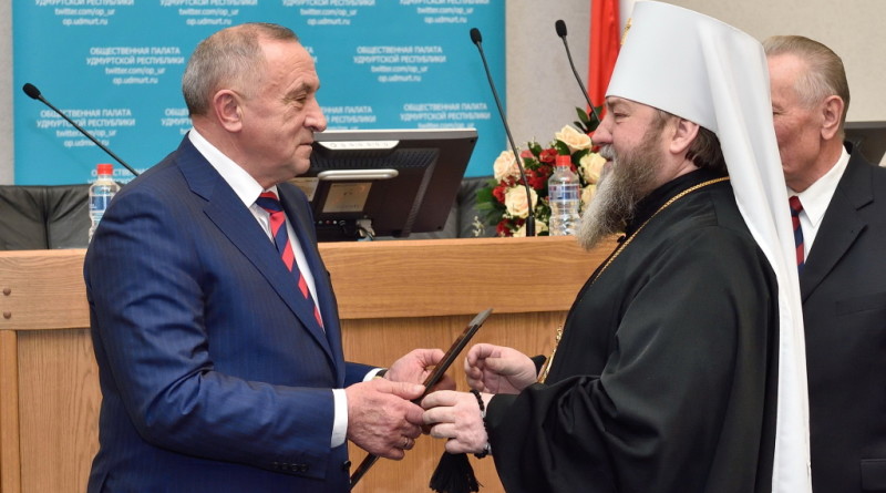 Глава Республики наградил митрополита Викторина грамотой