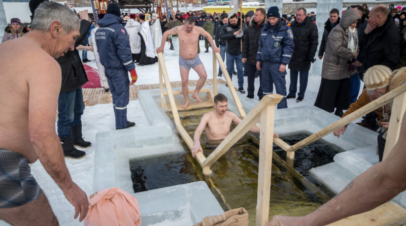 Жители Удмуртии окунулись в ледяную воду