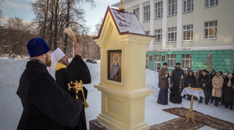 Митрополит Викторин освятил кивот с иконами на территории Удмуртского государственного университета