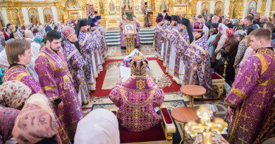 Митрополит Викторин совершил Божественную литургию и чин умовения в Михайловском соборе