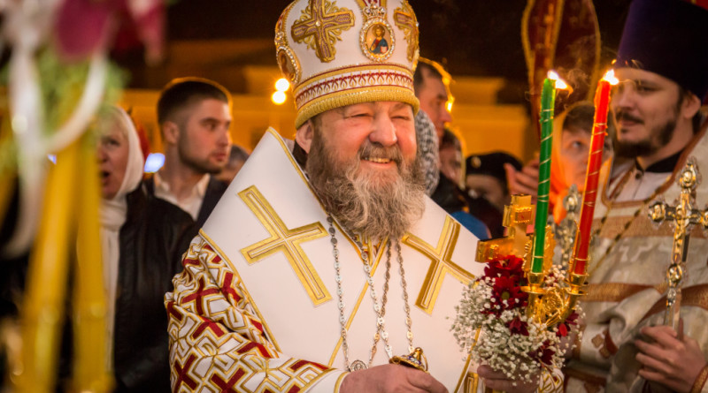 В пасхальную ночь митрополит Викторин возглавил богослужения в Михайловском соборе