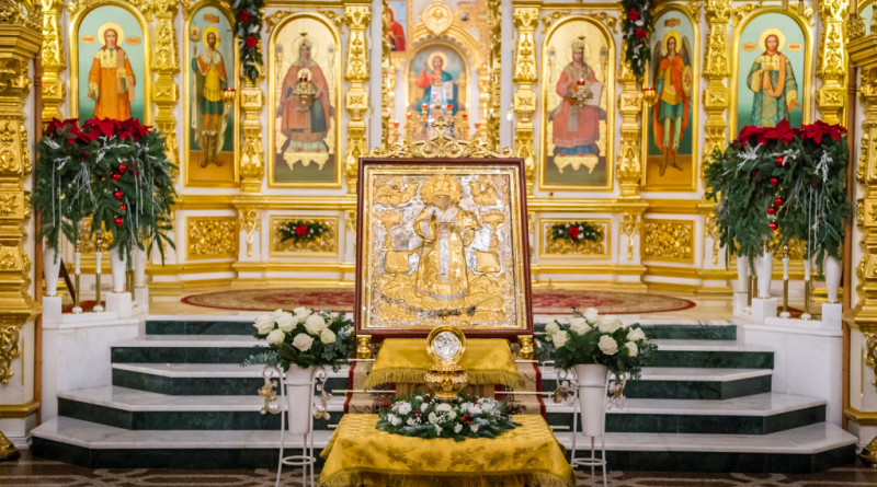 В Михайловском соборе вынесли для поклонения частицу мощей свт. Николая Чудотворца