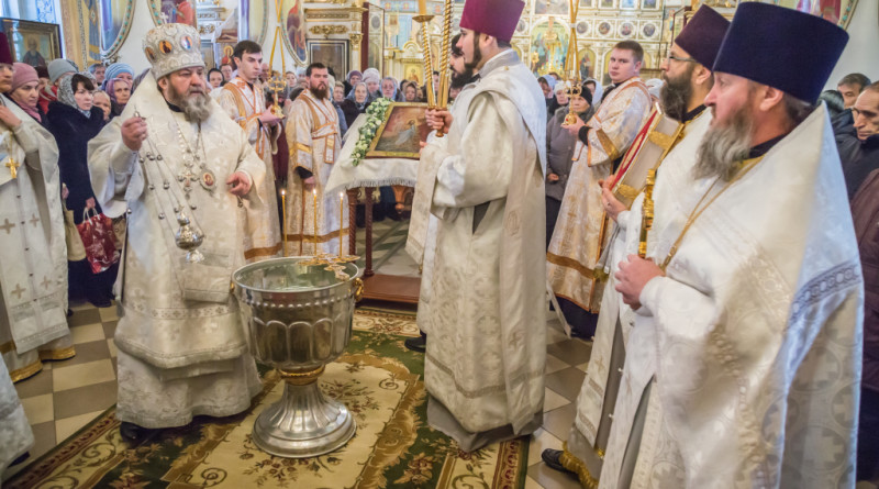 Митрополит Викторин совершил богослужение в Александро-Невском кафедральном соборе