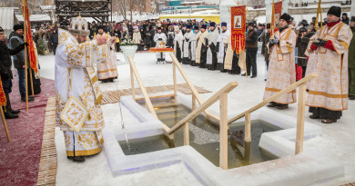 В Воткинске совершили крестный ход и освятили воду в пруду