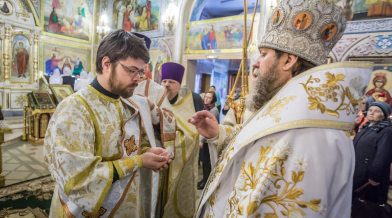 В Лазареву субботу митр. Викторин совершил литургию в Свято-Троицком соборе