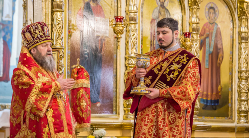 В Светлый понедельник митрополит Викторин совершил литургию в кафедральном соборе