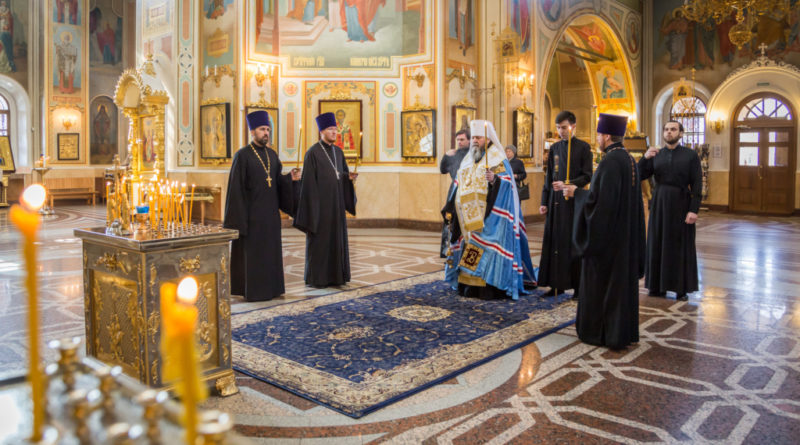 Митрополит Викторин совершил панихиду по жертвам теракта в Санкт-Петербурге