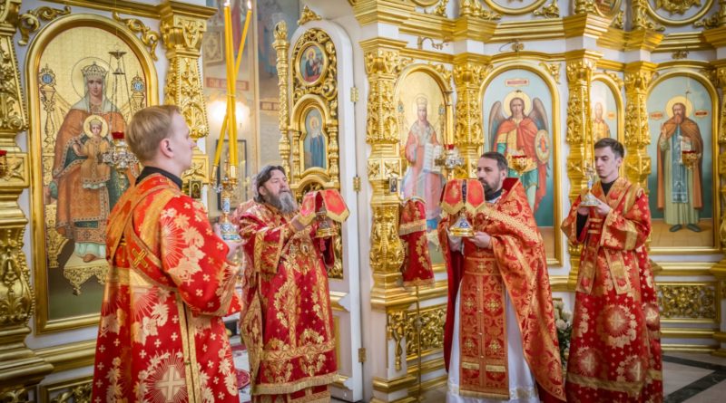 В день отдания Пасхи митр. Викторин совершил литургию