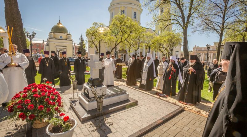 В день рождения митрополита Николая на его могиле была отслужена лития