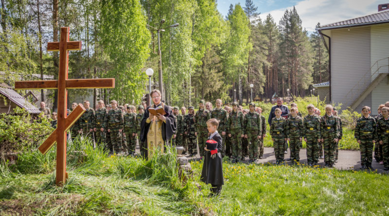 Состоялось освящение креста в казачьем кадетском лагере