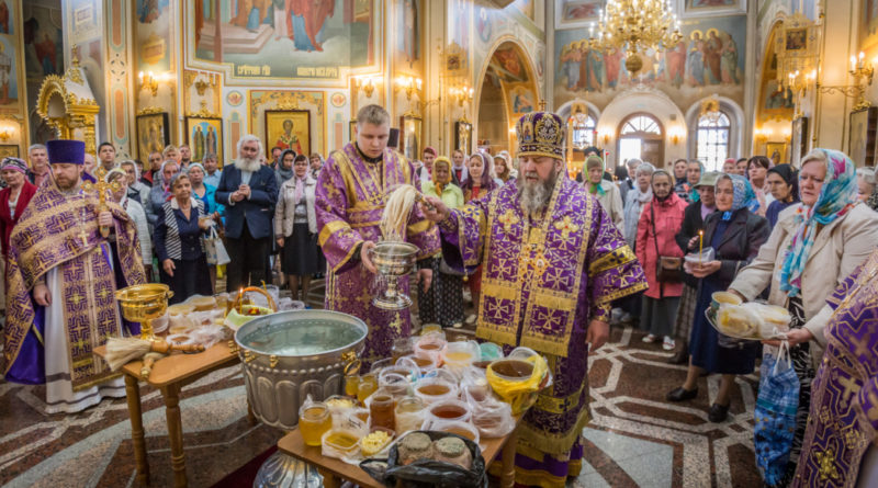 Архипастырское служение в день изнесения честных Древ Животворящего Креста Господня