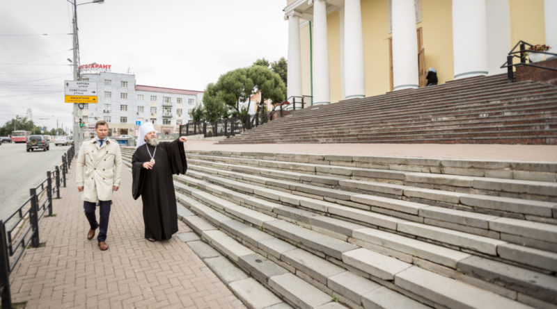 Возле Александро-Невского собора будут отремонтированы обветшавшие ступени