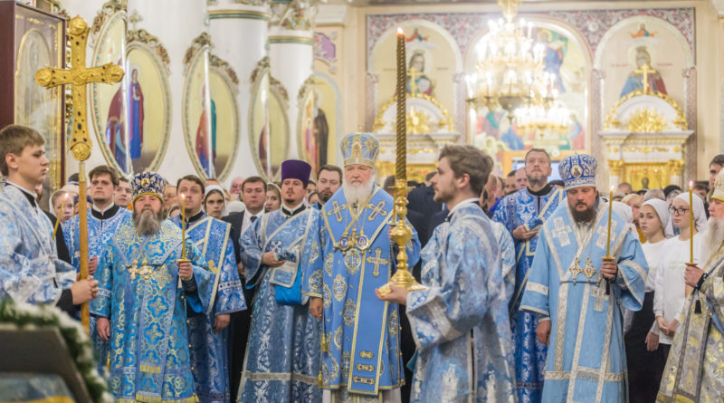Святейший Патриарх помолился за Всенощным бдением в Александро-Невском соборе