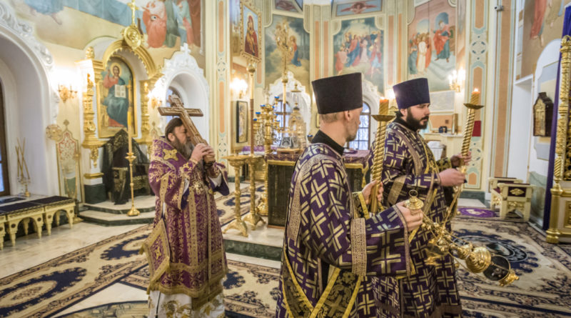 Митрополит Викторин совершил богослужения Крестопоклонной Недели в кафедральном храме