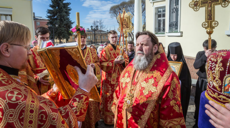 В Светлый понедельник митр. Викторин совершил литургию в соборе Александра Невского