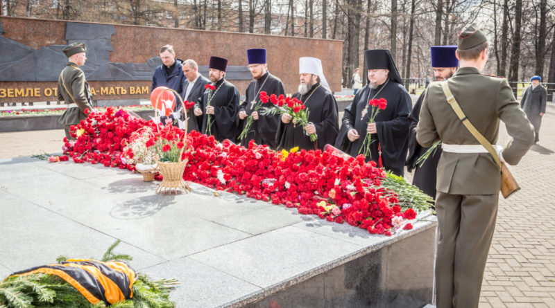 Накануне Дня Победы священнослужители возложили цветы у воинских мемориалов
