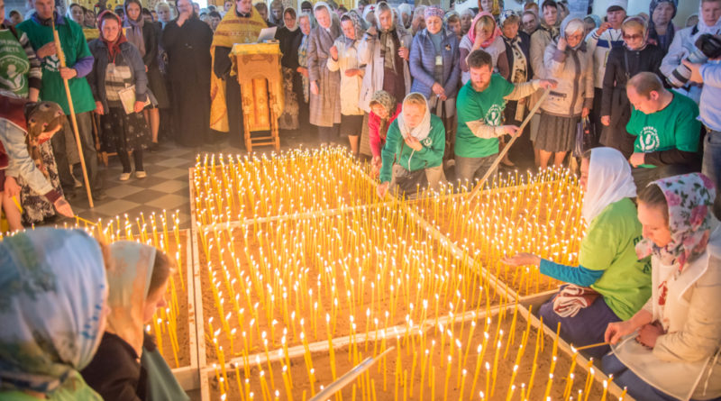 В Ижевске зажгли 2300 свечей в память о нерожденных младенцах
