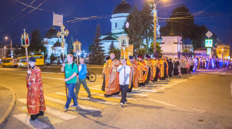 Ночной крестный ход в честь памяти святых Царственных страстотерпцев