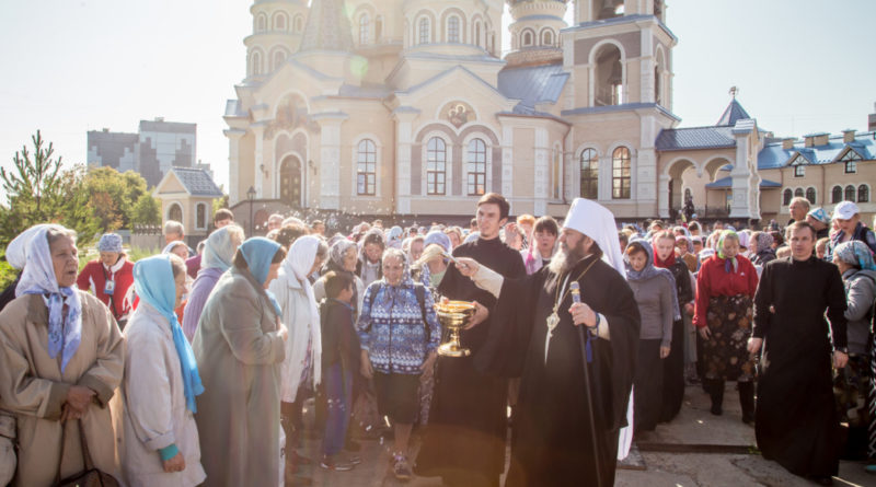 Митрополит Викторин благословил участников Успенского крестного хода