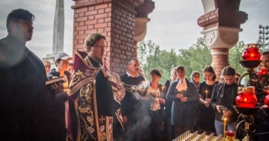 У Михаило-Архангельского собора зажгли свечи в память об участниках Ижевско-Воткинского восстания