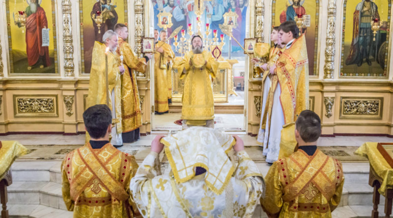 В день 195-летия освящения Александро-Невского собора митрополит Викторин совершил в храме литургию