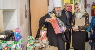Митрополит Викторин посетил детский хоспис и передал подарки его пациентам