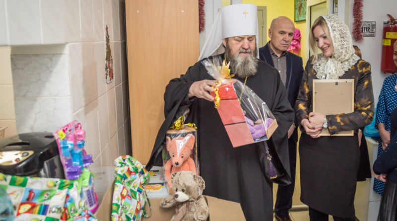 Митрополит Викторин посетил детский хоспис и передал подарки его пациентам