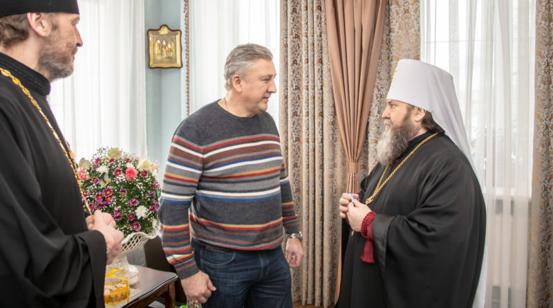 Митрополит Викторин вручил награду благотворителю епархии Азанову Ю. Ю.