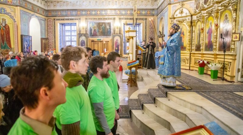 В день Сретения в Александро-Невском соборе прошла молодежная литургия