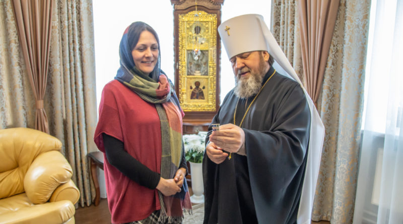 Митрополит Викторин вручил награду координатору конкурса «Православная инициатива на Удмуртской земле»