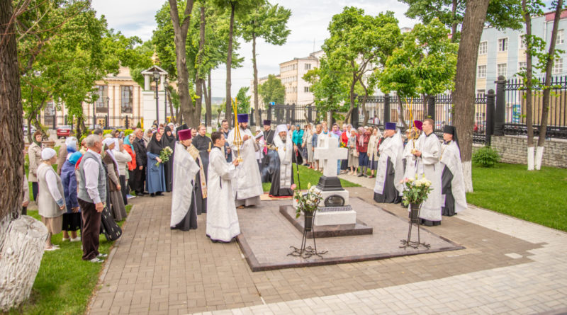 Панихида на могиле митрополита Николая