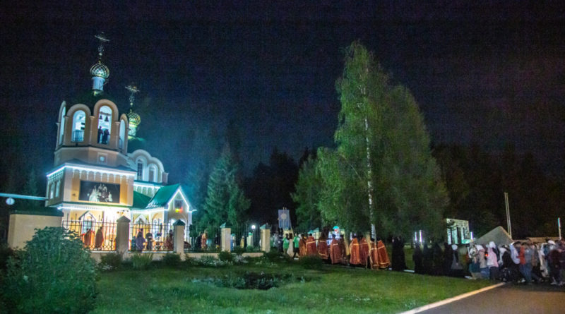 Состоялся ночной крестный ход в память о святых царственных страстотерпцах