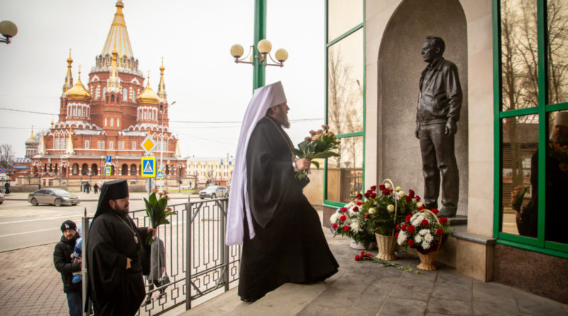 Священнослужители возложили цветы к памятнику М.Т. Калашникову