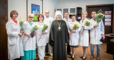 Митрополит Викторин вручил епархиальные награды врачам клинико-диагностического центра