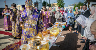 Архипастырское служение в день изнесения честных Древ Животворящего Креста Господня