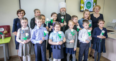 Митрополит Викторин посетил школы, участвующие в акции «Белый цветок»