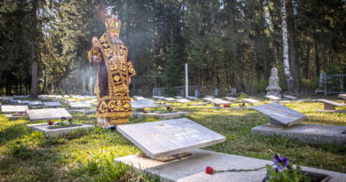 Митр. Викторин совершил литургию в храме на Северном кладбище и панихиду на воинском мемориале