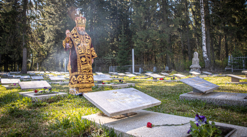 Митр. Викторин совершил литургию в храме на Северном кладбище и панихиду на воинском мемориале