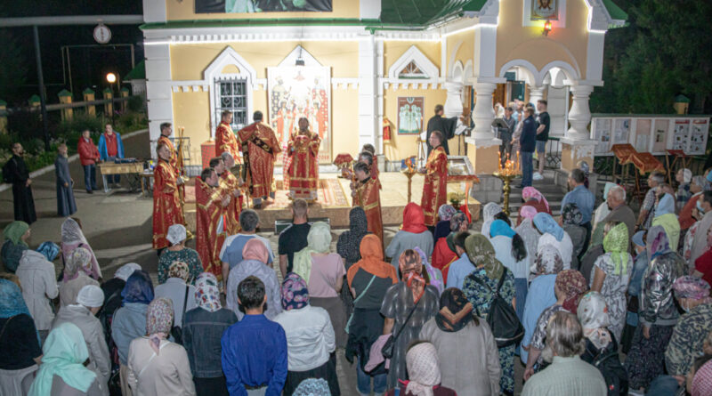 Состоялся ночной крестный ход в память о святых царственных страстотерпцах