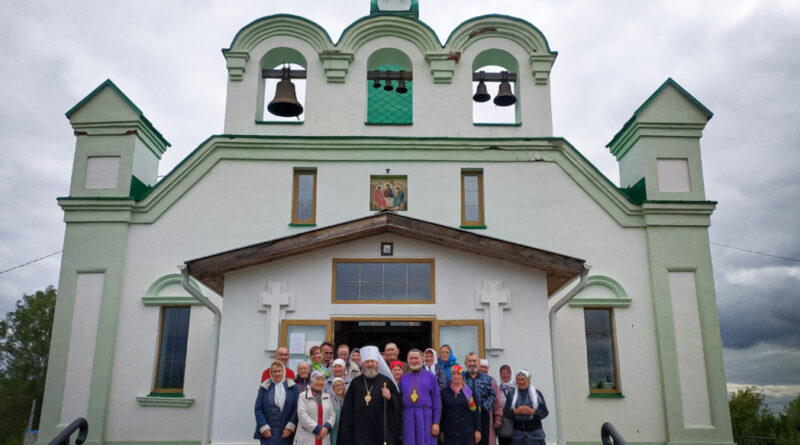 Митр. Викторин поздравил прихожан села Бураново с семилетием со дня открытия храма