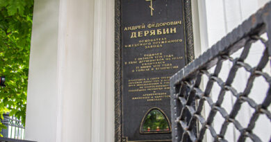 День города в Ижевске начался с панихиды возле усыпальницы А.Ф. Дерябина