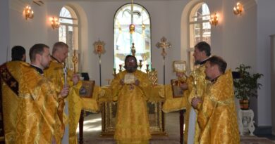 Митрополит Викторин совершил литургию в Михаило-Архангельском храме г. Можги