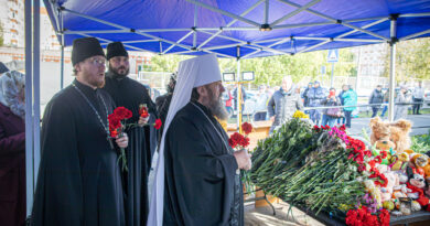 Представители епархии возложили цветы к стихийному мемориалу у школы № 88 г. Ижевска