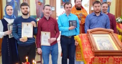 Участники движения "Под куполом небес" награждены епархиальными наградами